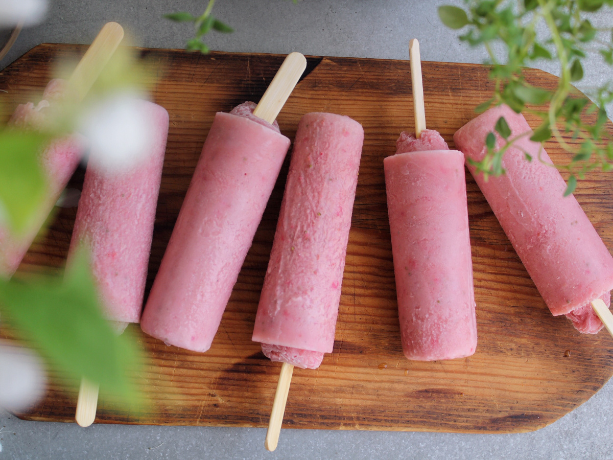 smoothie-glass-med-rabarber-och-jordgubbb-paleo