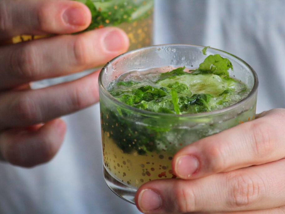 två händer som håller varsitt glas med alkoholfri mojito